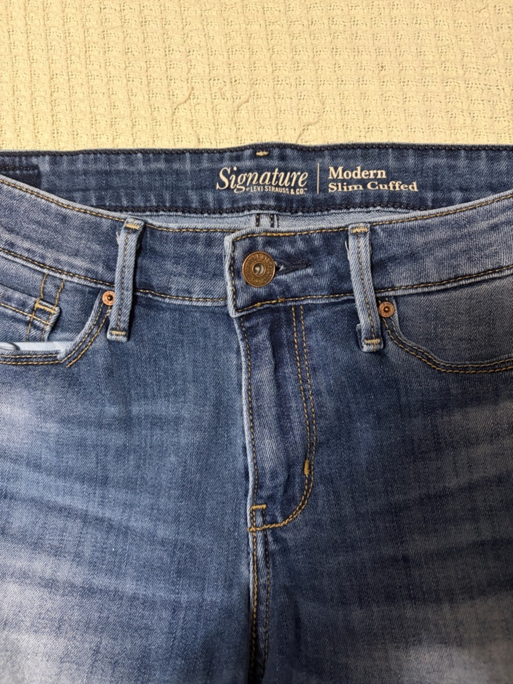 Signature by Levi Strauss Modern Slim Cuffed Ankle Jeans in Faded Blue